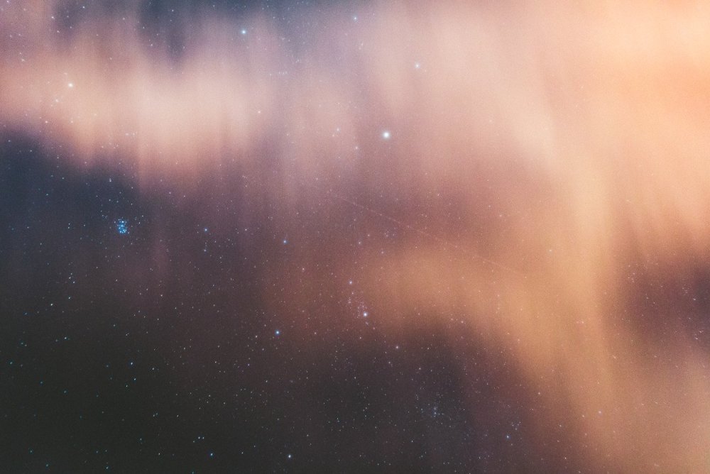 Искры костра на черном фоне