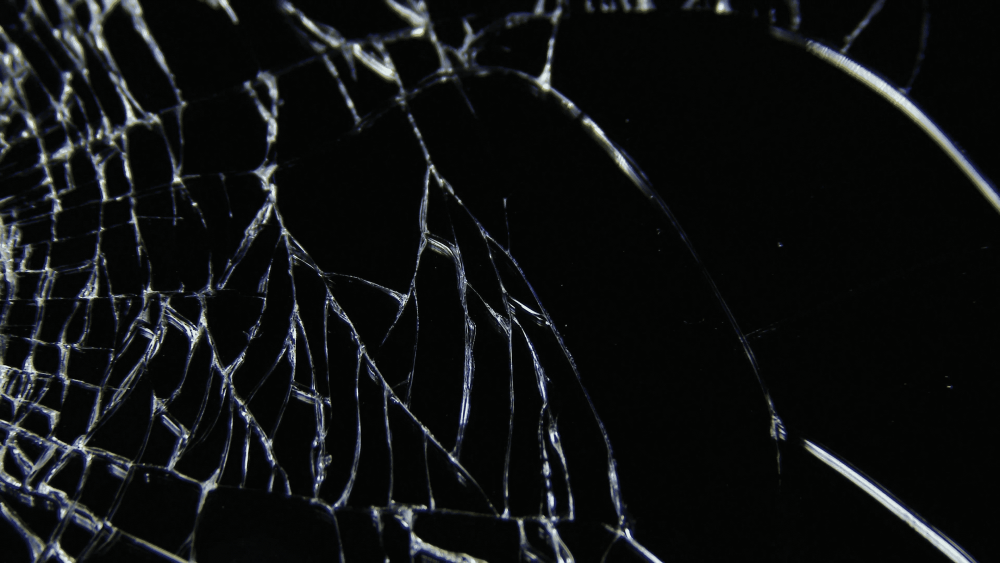 Трещины на черном фоне