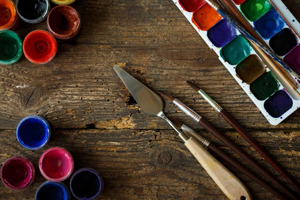 Стол с кистями красками бумагой