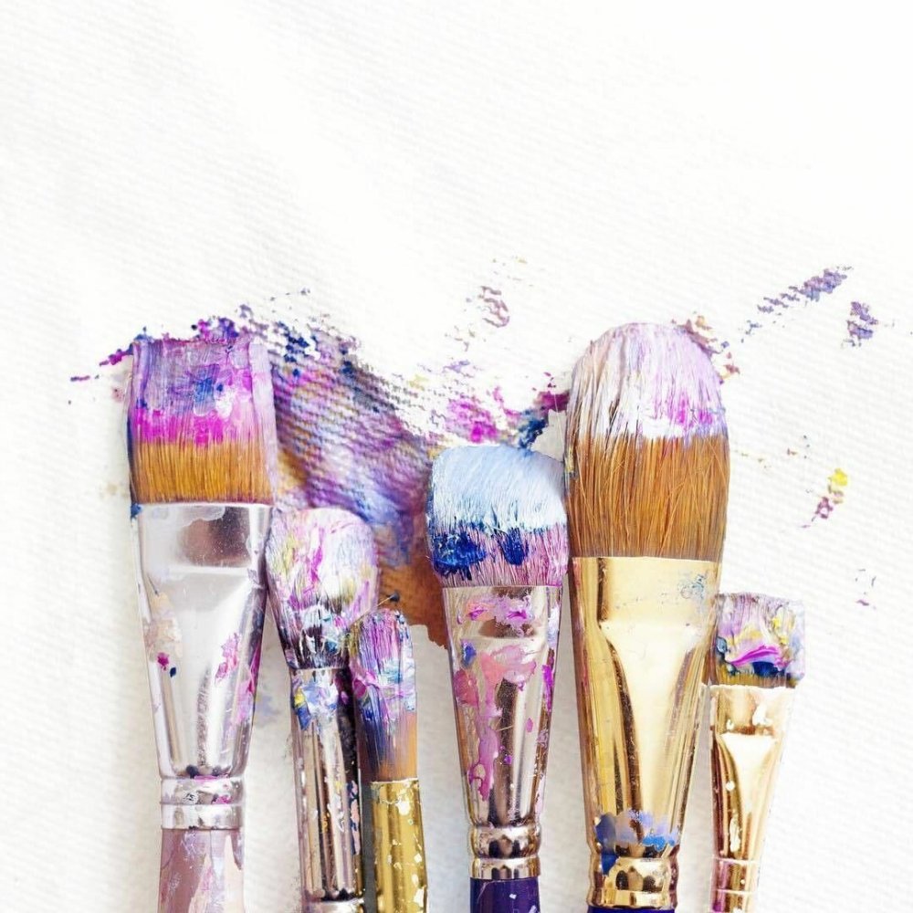 Палитра с красками и кистями