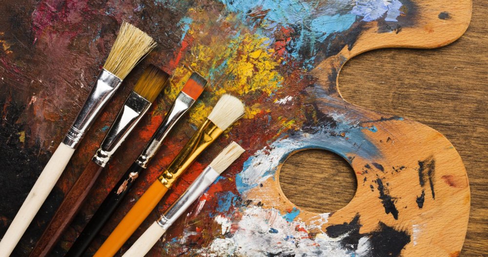 Палитра с красками и кистями