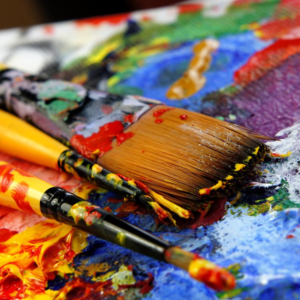 Палитра с масляными красками и кисти