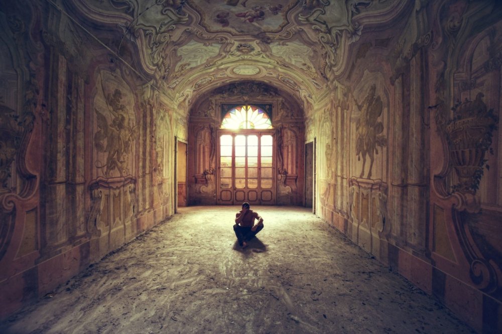 Коридор в замке с картинами