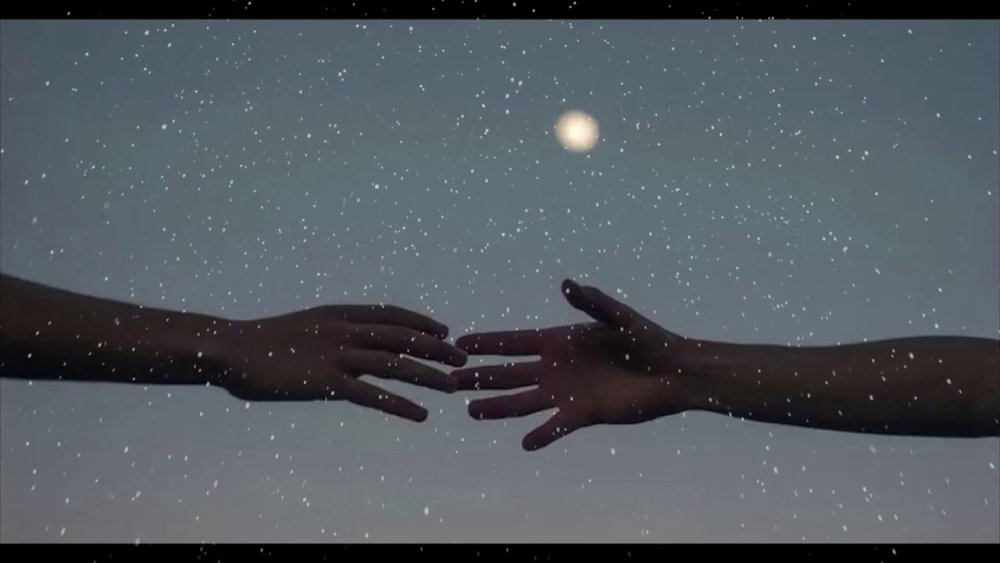 Руки тянутся друг к другу