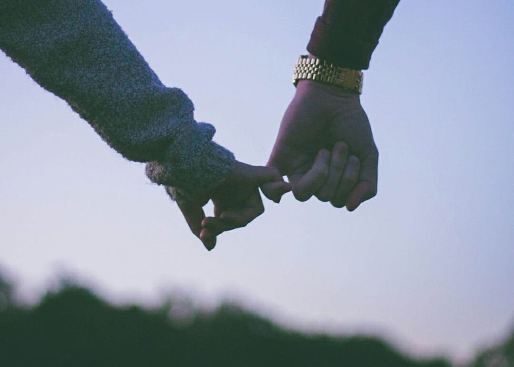 Пара держится за руки Эстетика