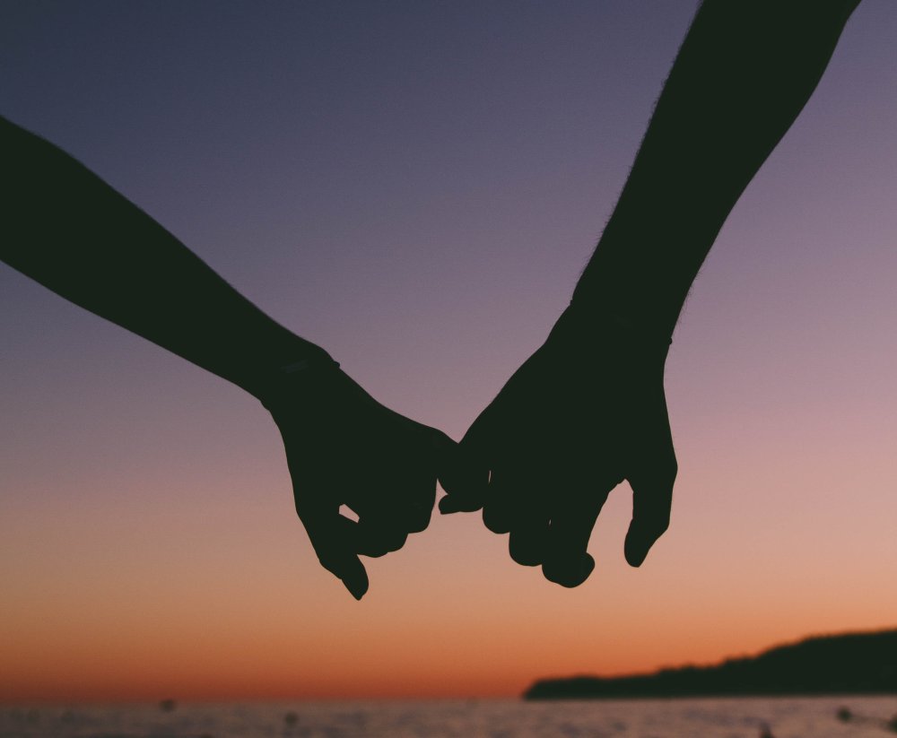 Обои руки влюбленных