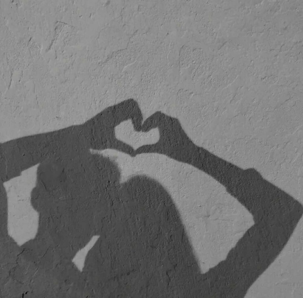 Тень пары на стене