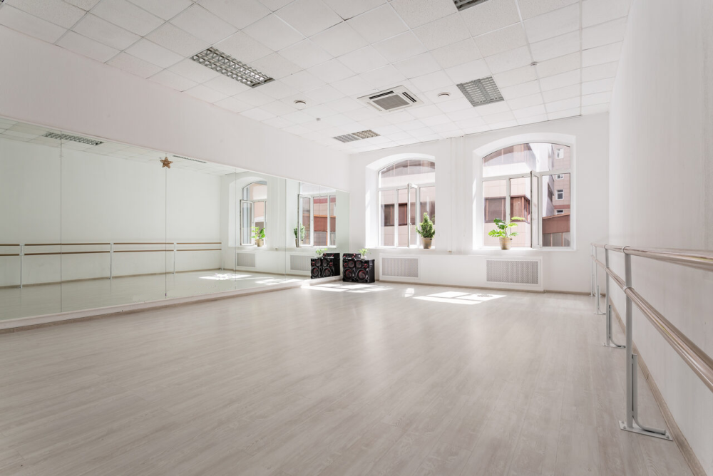 Зал для танцев светлый