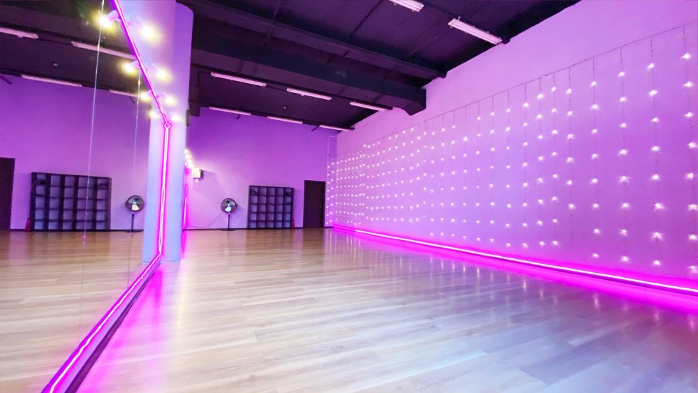 Танцевальный зал с панорамными окнами