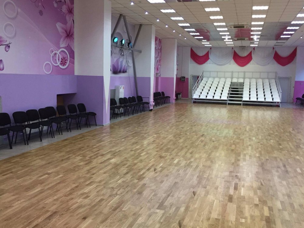 Стены в танцевальном зале