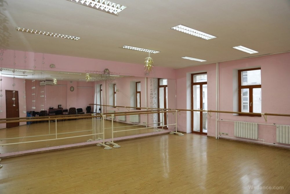 Танец в белой студии