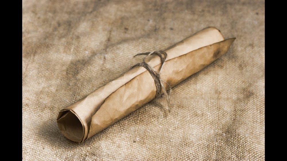 Скрученная старинная бумага