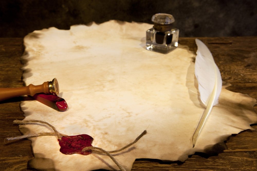 Старые свитки на столе