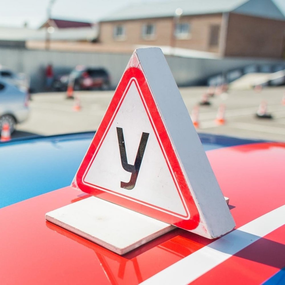 Машина на дороге