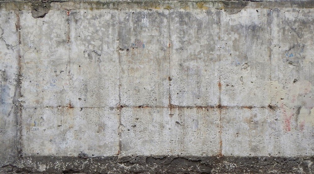 Бетонная стена сбоку