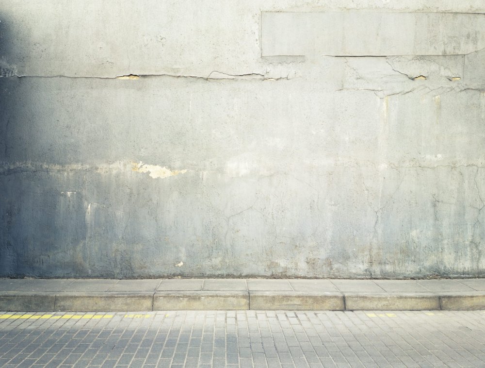 Бетонная стена на улице