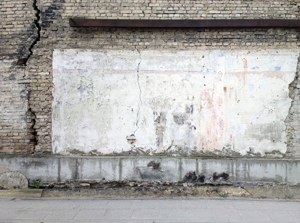 Белая кирпичная стена на улице