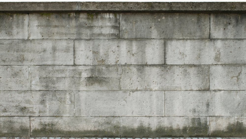 Стена из бетонных блоков