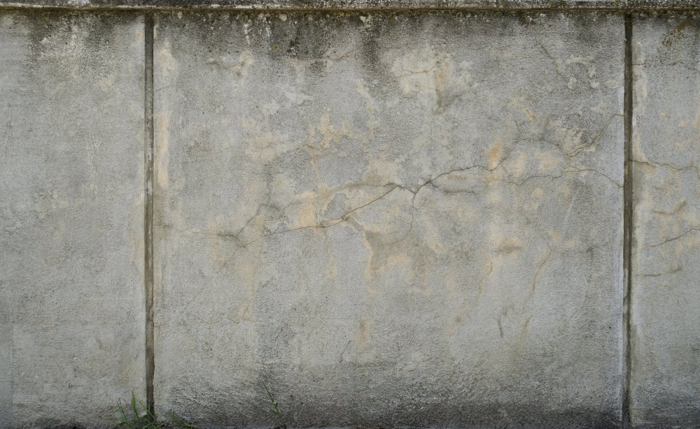 Бетонная стена сбоку