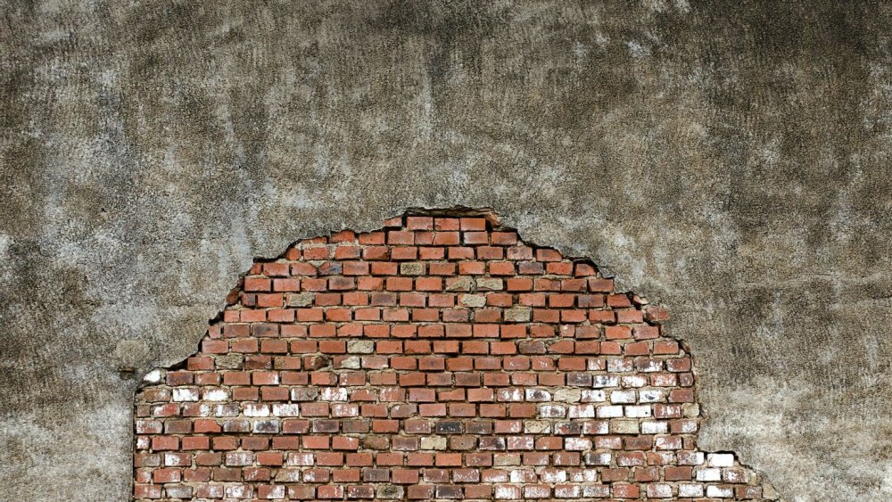 Белая стена на улице