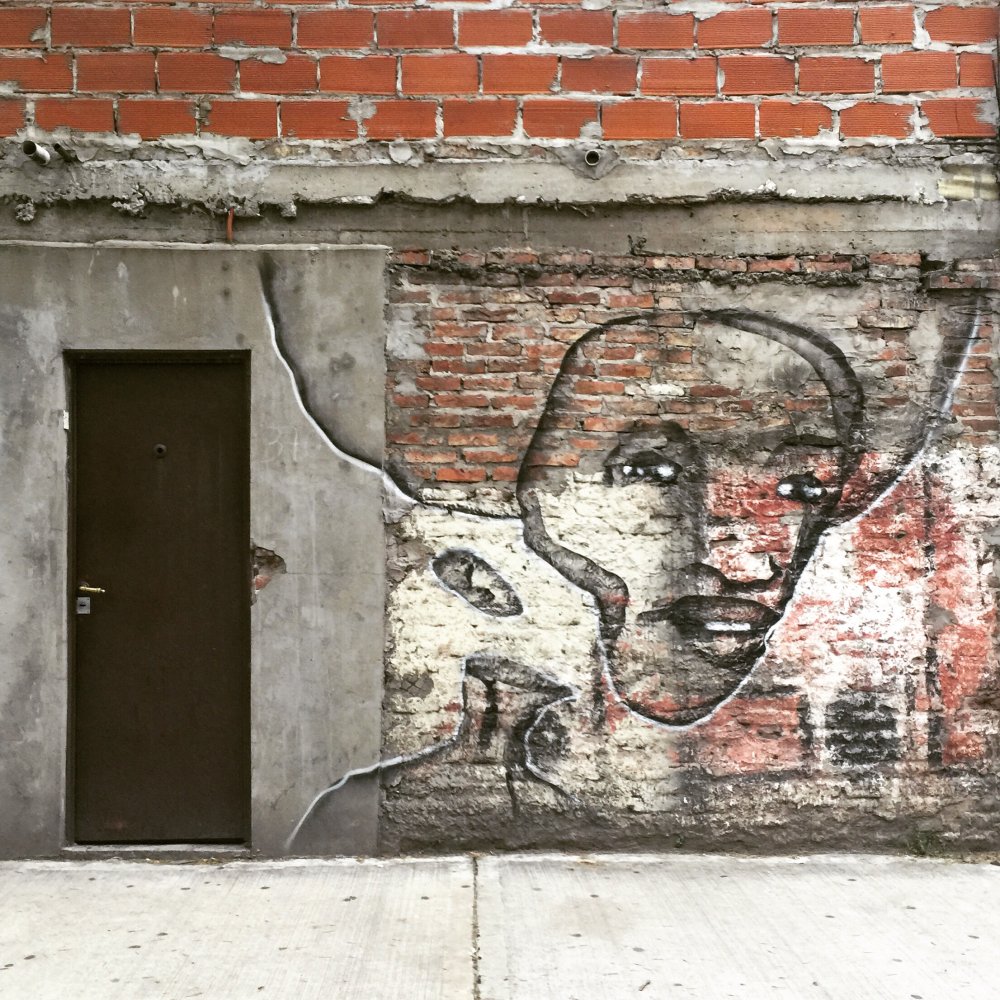 Пустая комната с бетонными стенами