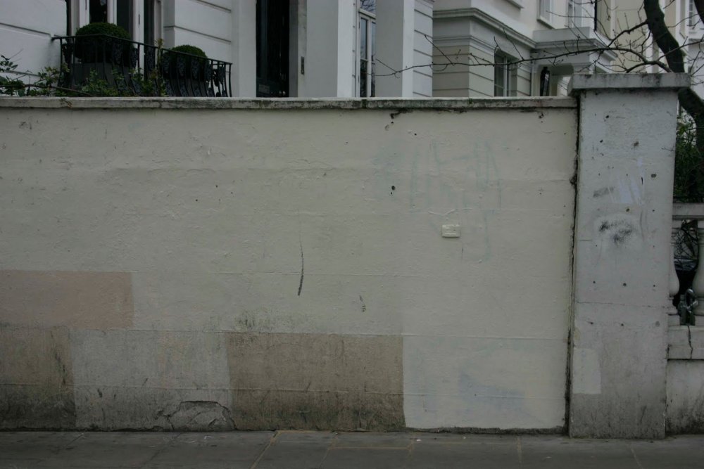 Высокая стена