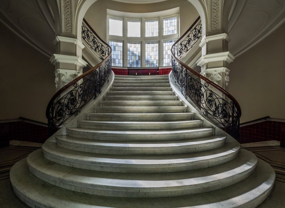 Широкая парадная лестница СГУПС