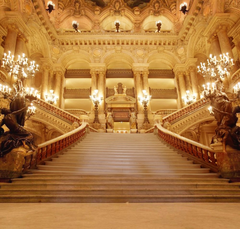 Бальный зал с лестницей