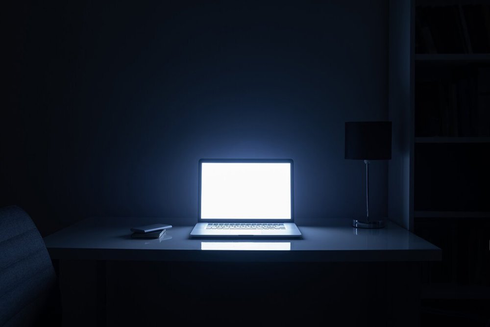 Компьютер в темноте