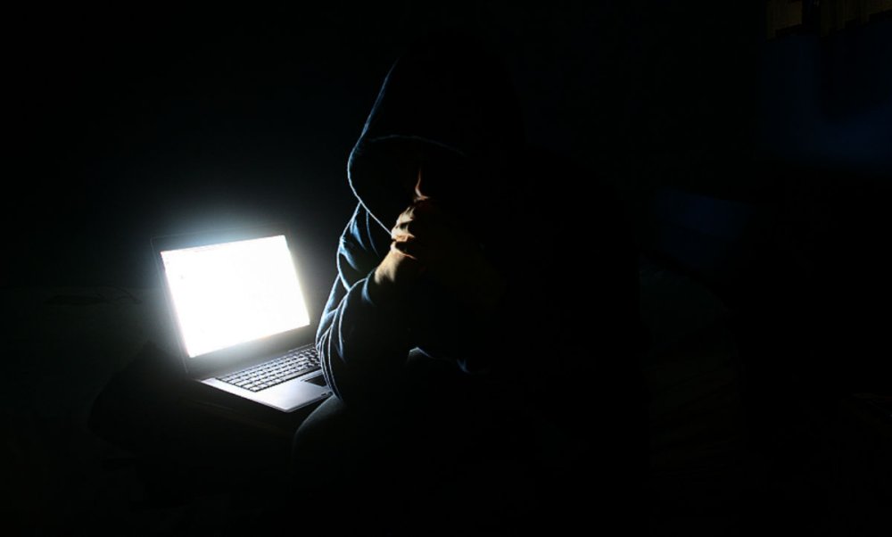 Компьютер в темноте