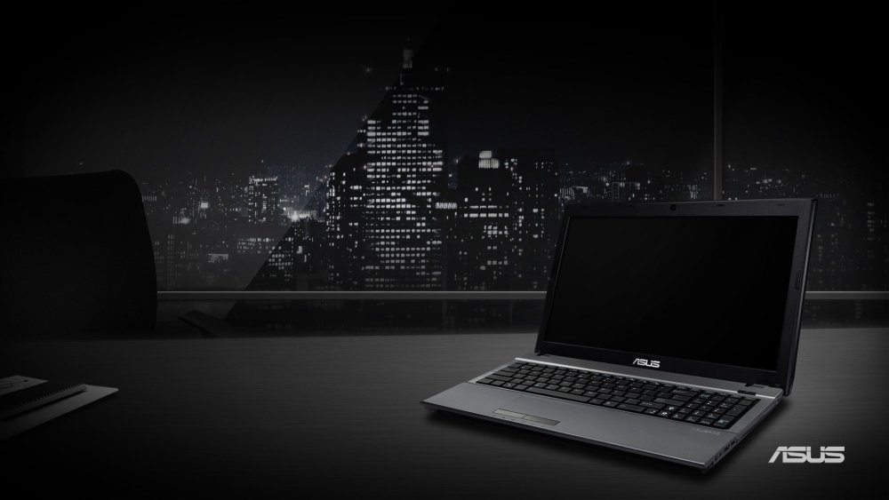 Ноутбук на темном фоне