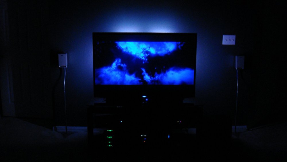 Телевизор в темной комнате