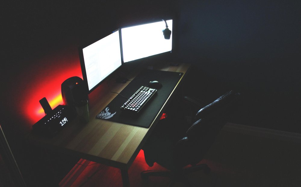 Минималистичный игровой стол