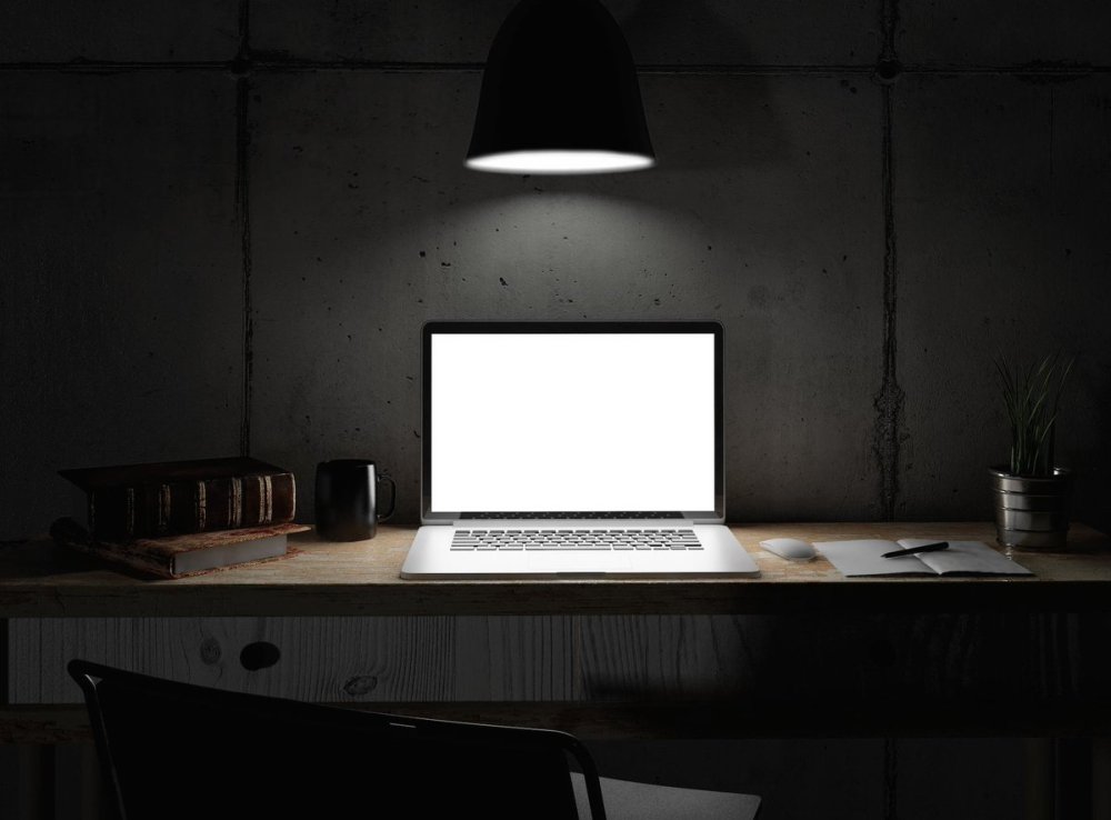 Тёмная комната с компьютером