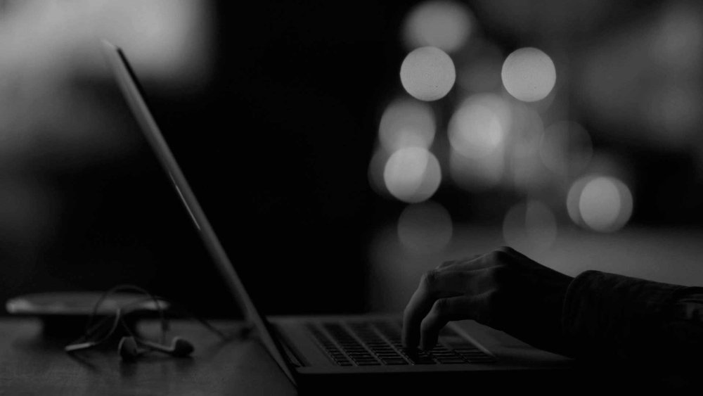 Человек за ноутбуком ночью