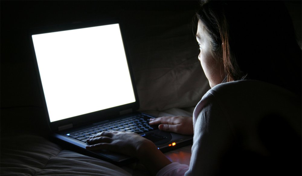 Человек за компьютером ночью
