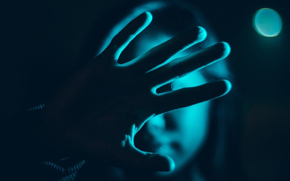 Рука в темноте