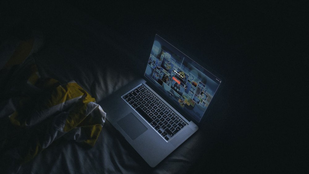 Ноутбук в темной комнате