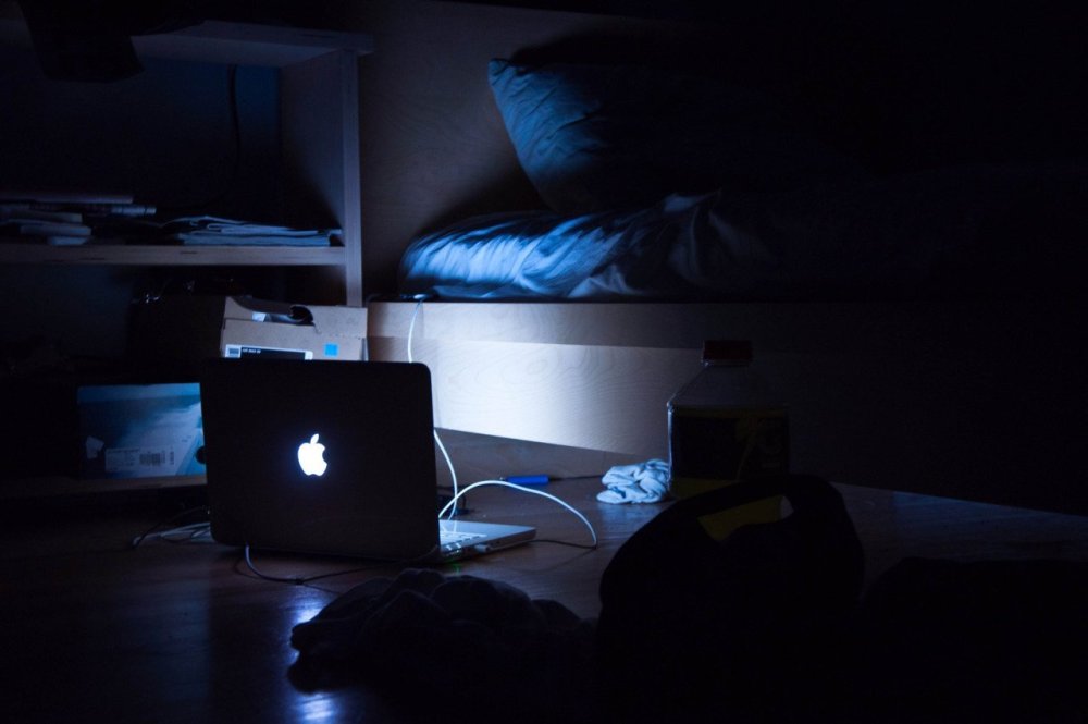 Ноутбук в темноте