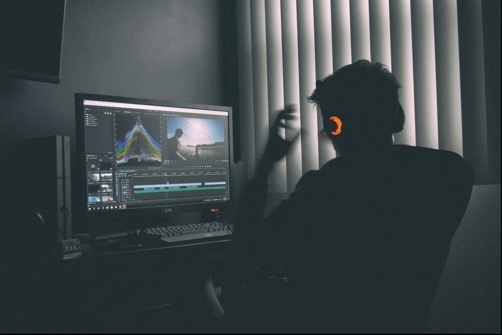 Компьютер в темноте