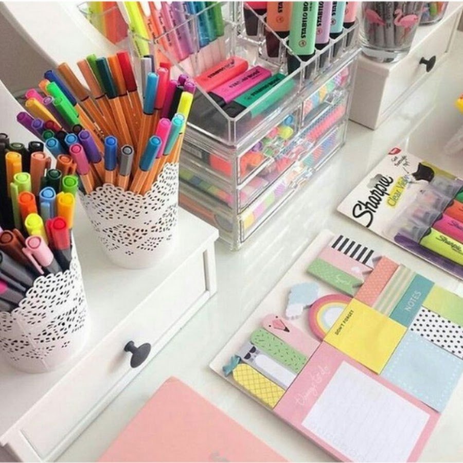 Офисные вещи на столе