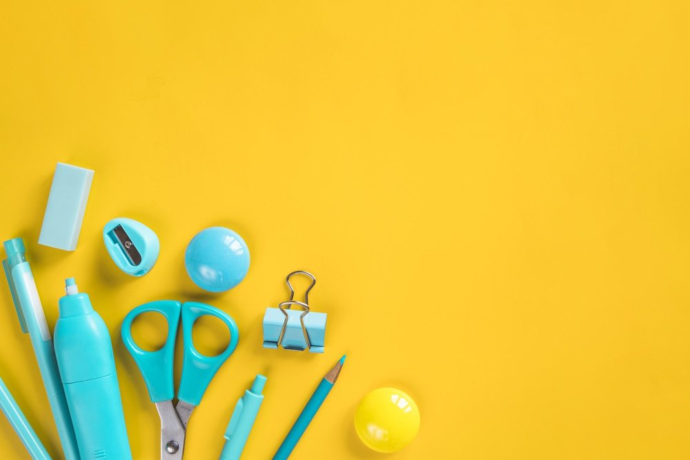 Канцелярия на столе вид сверху