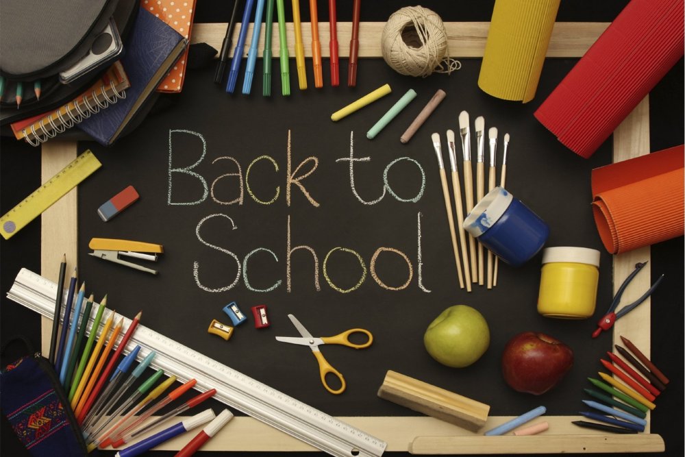 Эстетичный стол с канцелярией