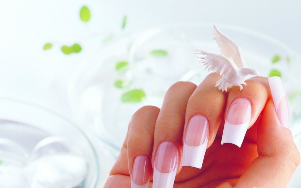 Брызги лака для ногтей