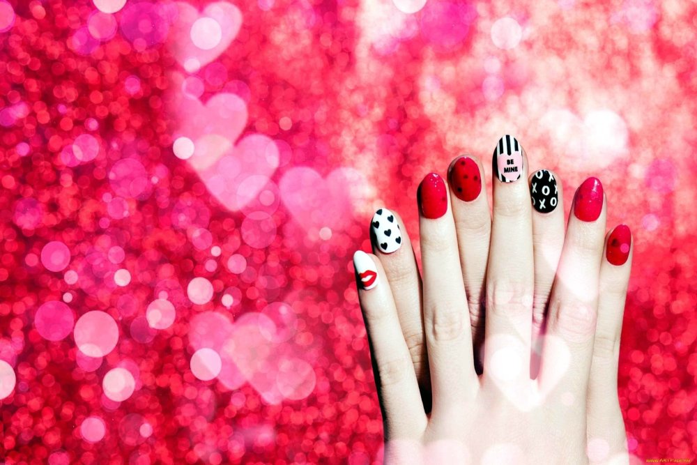 Косметика на розовом фоне