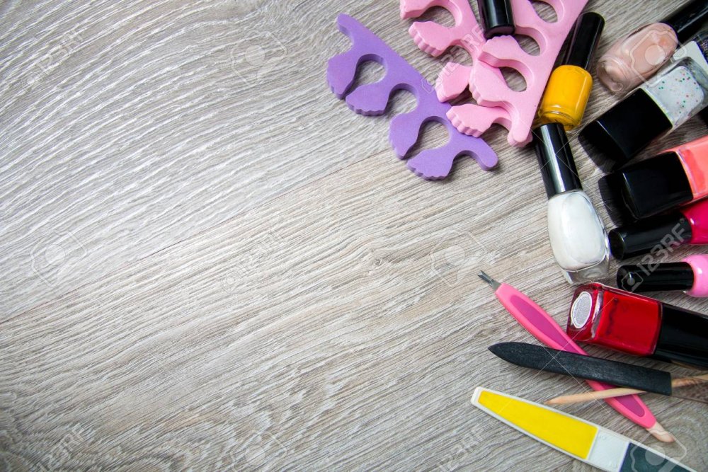 Рука с маникюром