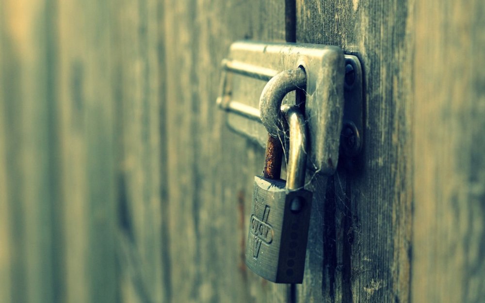 Закрытая дверь с замком