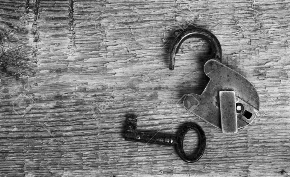 Старый замок с ключом