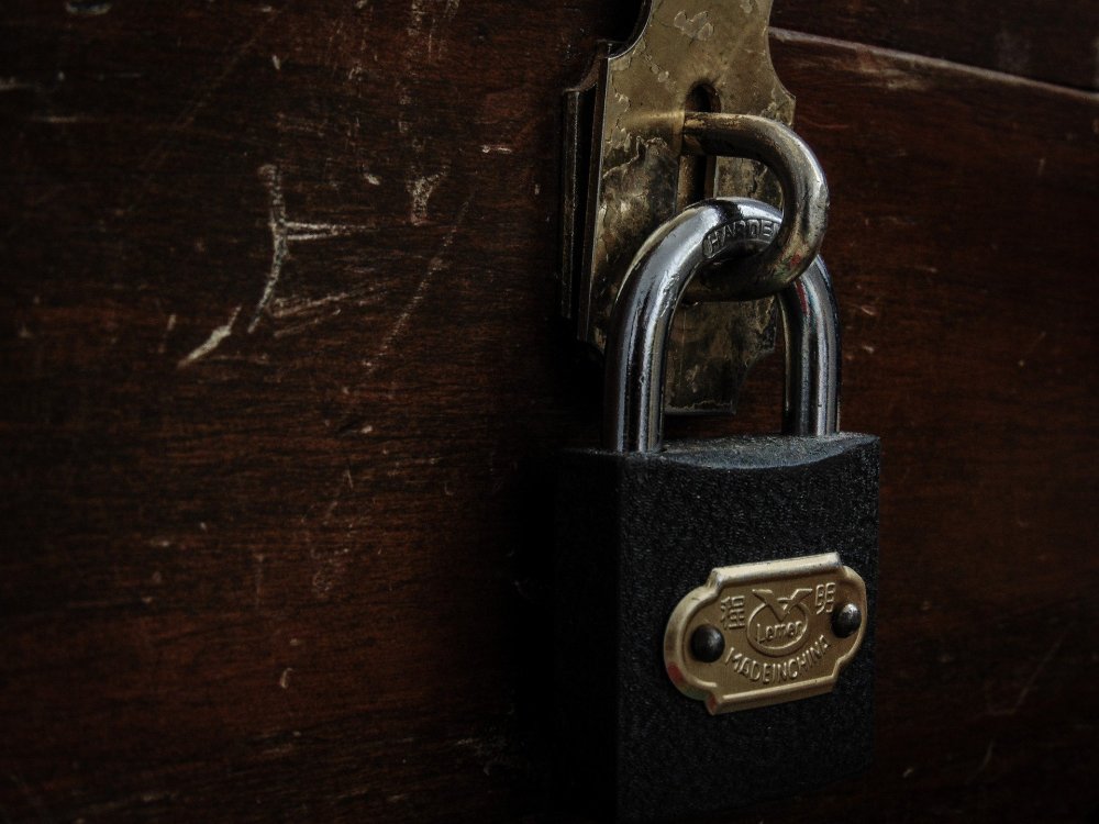 Старые замки на двери