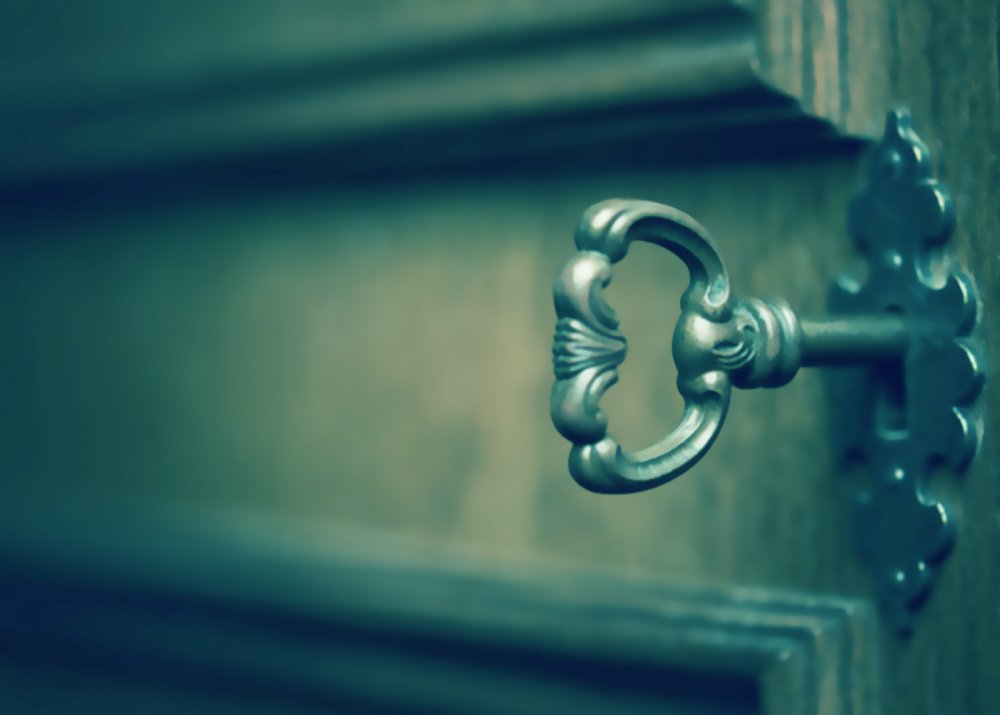 Ключ в замочной скважине